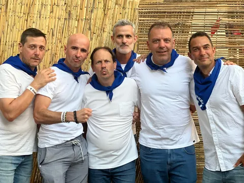 La banda de blanco con pañuelo azul, en una verbena.