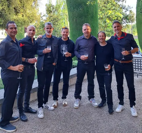 La banda en el jardín, copa en mano, antes de tocar.
