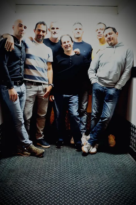 Los siete juntos, en ropa de calle, antes del concierto.