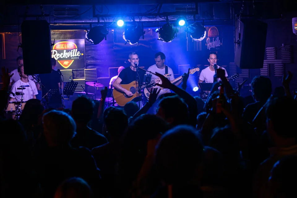 Últimos Clientes tocando en la sala Rockville de Madrid, con el público de pie delante del escenario.