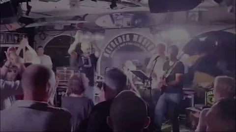 Concierto en el Apérock Café de Anglet, el público de pie aplaudiendo.